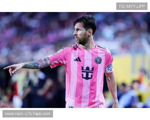 足球球星的独特个人魅力如何影响赛场表现与全球球迷情感共鸣